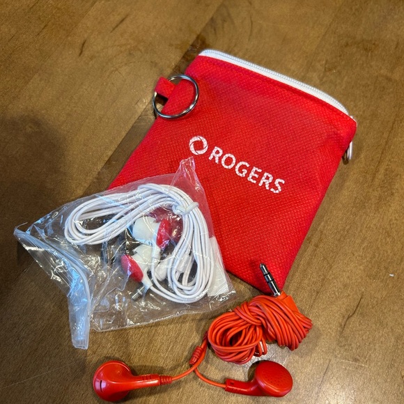 Rogers Earphones good for airplane users. - Picture 2 of 4